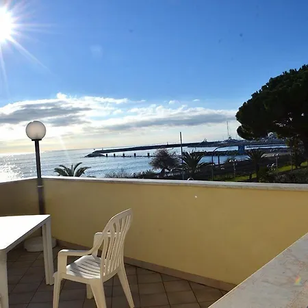 Apartmanhotel Carmen Fronte Mare A 50 Mt 4*