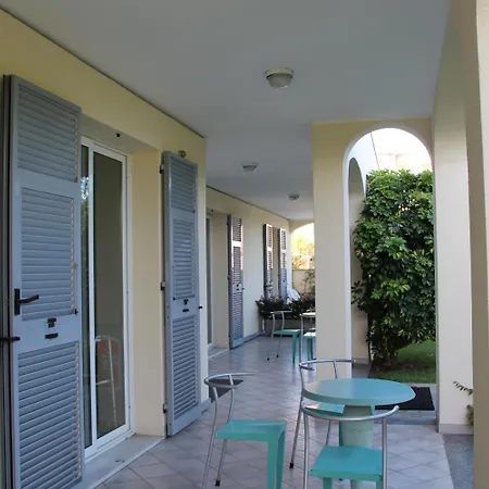 Carmen Fronte Mare A 50 Mt 4* Pietra Ligure