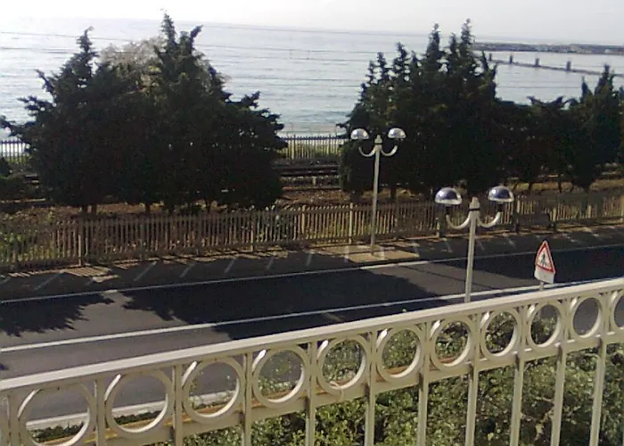Carmen Fronte Mare A 50 Mt Apartmanhotel Pietra Ligure