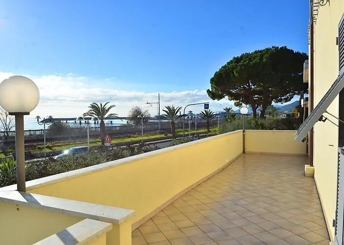 Apartmanhotel Carmen Fronte Mare A 50 Mt 4*