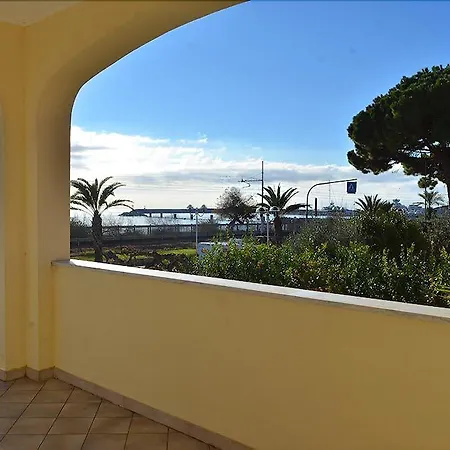 Carmen Fronte Mare A 50 Mt 3*