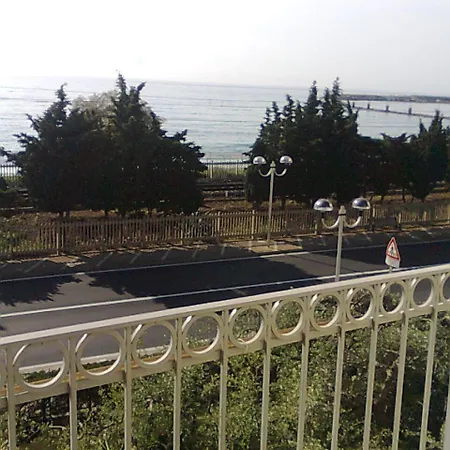 Carmen Fronte Mare A 50 Mt Aparthotel Pietra Ligure