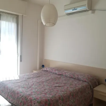 Aparthotel Carmen Fronte Mare A 50 Mt Pietra Ligure