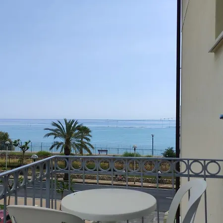 Aparthotel Carmen Fronte Mare A 50 Mt Pietra Ligure