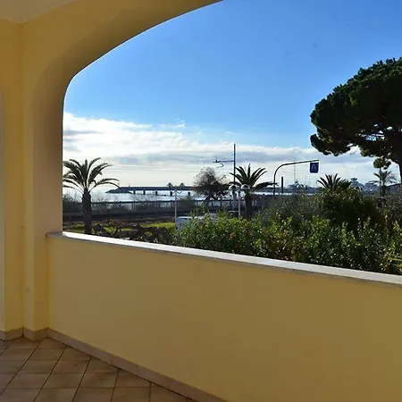 Carmen Fronte Mare A 50 Mt