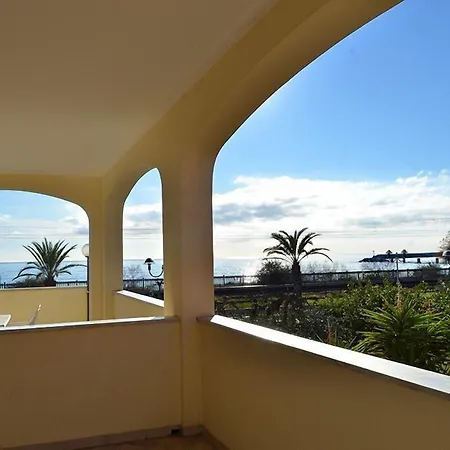 Carmen Fronte Mare A 50 Mt Aparthotel Pietra Ligure