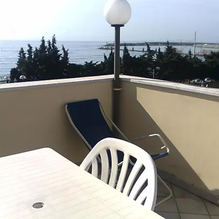 Hotel apartamentowy Carmen Fronte Mare A 50 Mt