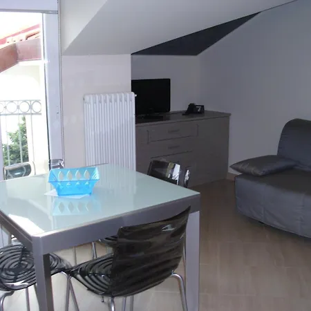 Apart-hotel Carmen Fronte Mare A 50 Mt Pietra Ligure