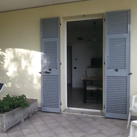 Carmen Fronte Mare A 50 Mt Aparthotel Pietra Ligure