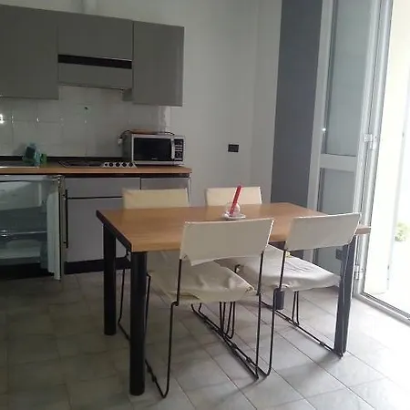 Aparthotel Carmen Fronte Mare A 50 Mt Pietra Ligure