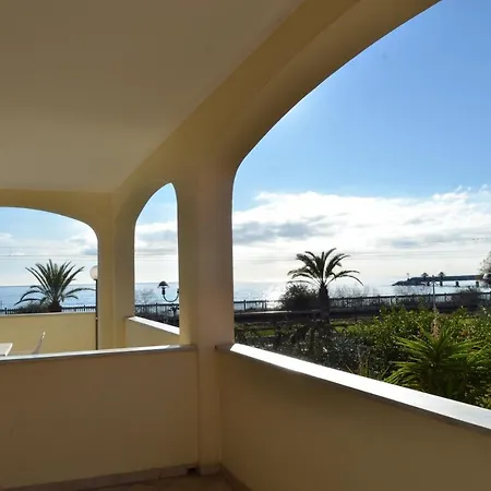 Carmen Fronte Mare A 50 Mt Aparthotel Pietra Ligure