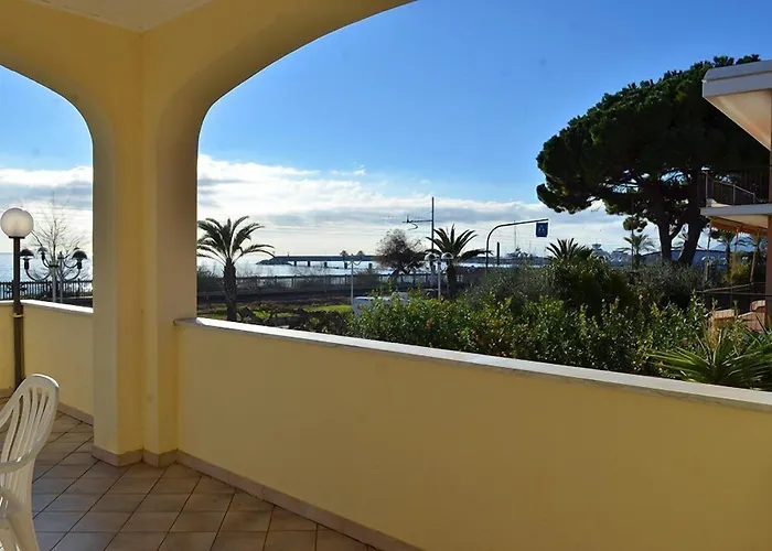 Carmen Fronte Mare A 50 Mt