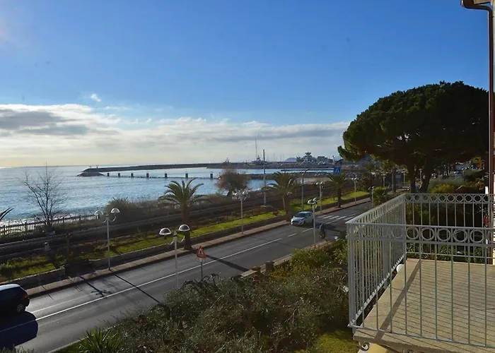 Carmen Fronte Mare A 50 Mt 4* 皮特拉利古